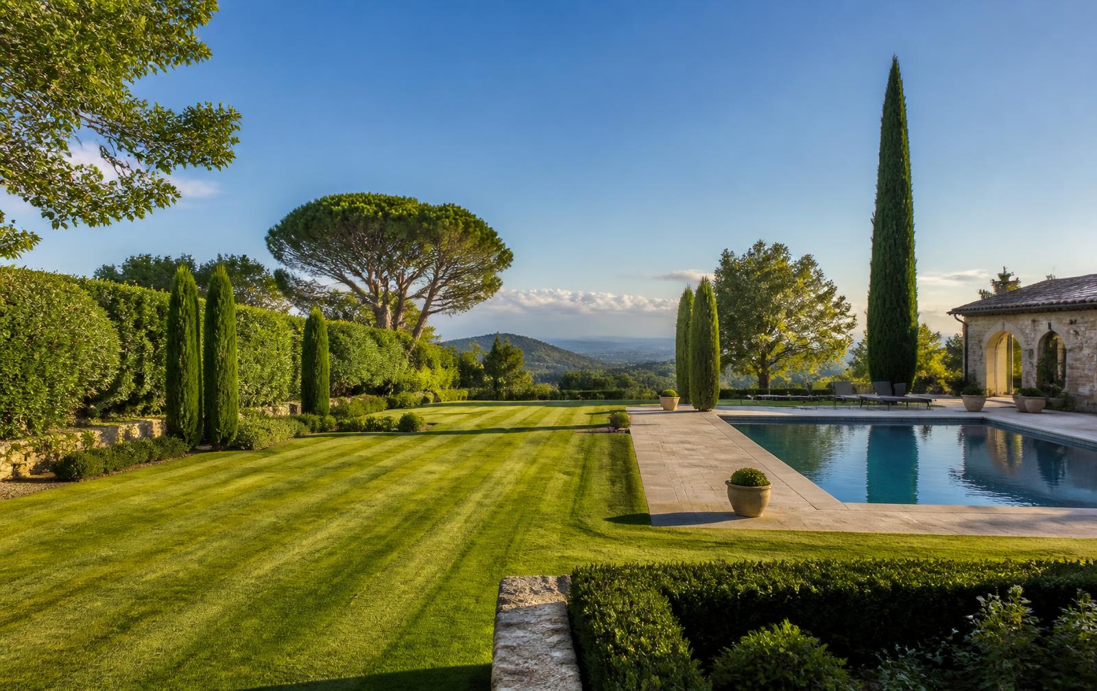 Jardin entretenu avec pelouse tondue et piscine dans le Tarn